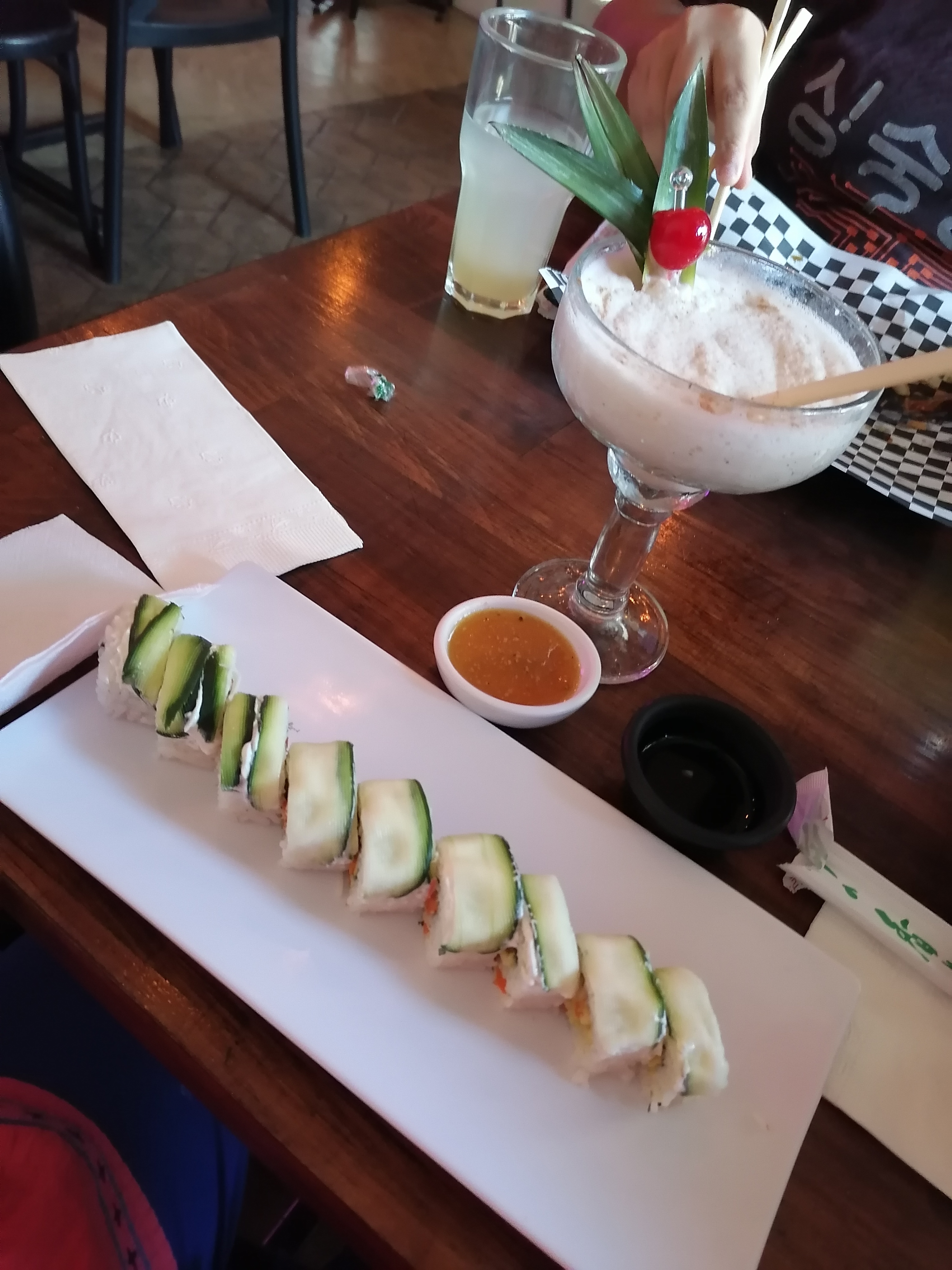 Maki Roll Sushi Y Algo Más image 3