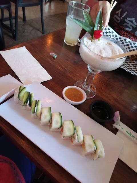 Maki Roll Sushi Y Algo Más image 3