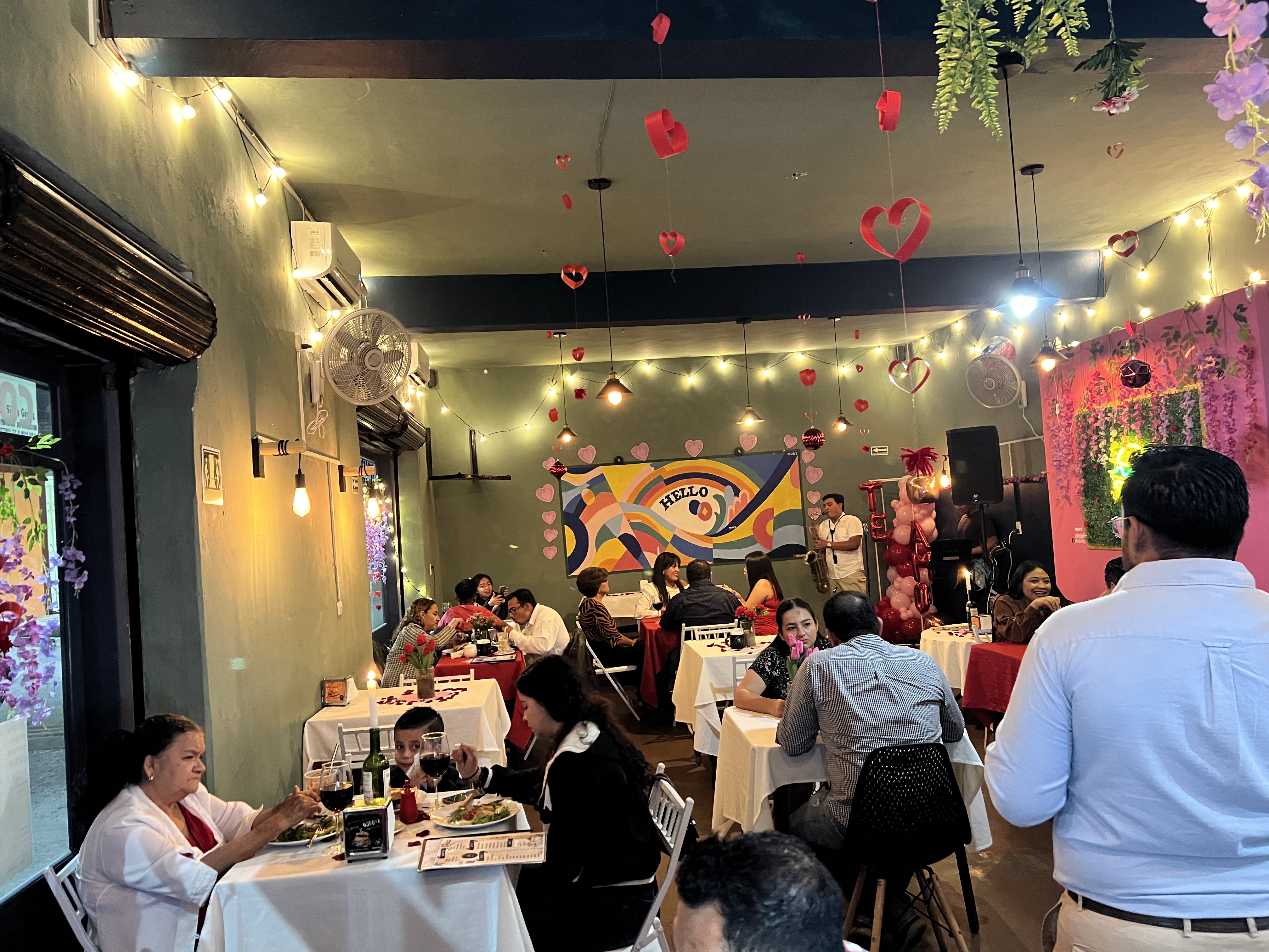 Helio's Café & Burger image 1