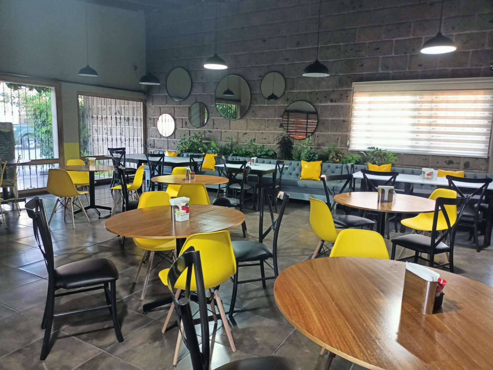 Los Girasoles image 1