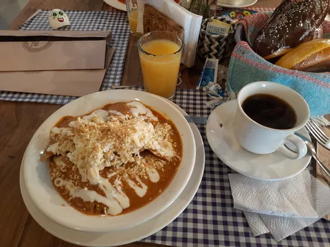 La Tertulia Desayunos y Almuerzos image 6