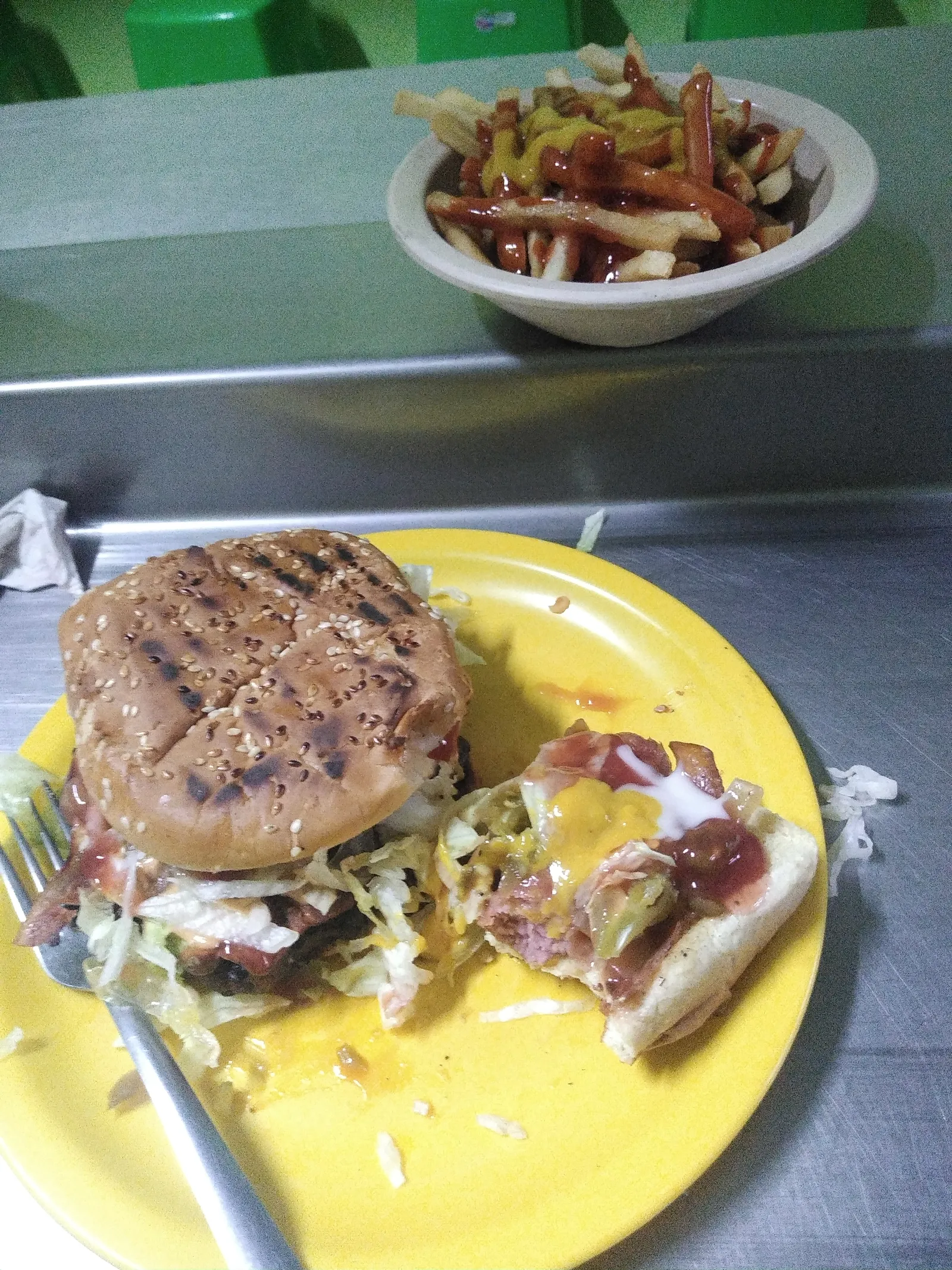 Hamburguesas al Carbón "Los Chepos" image 4