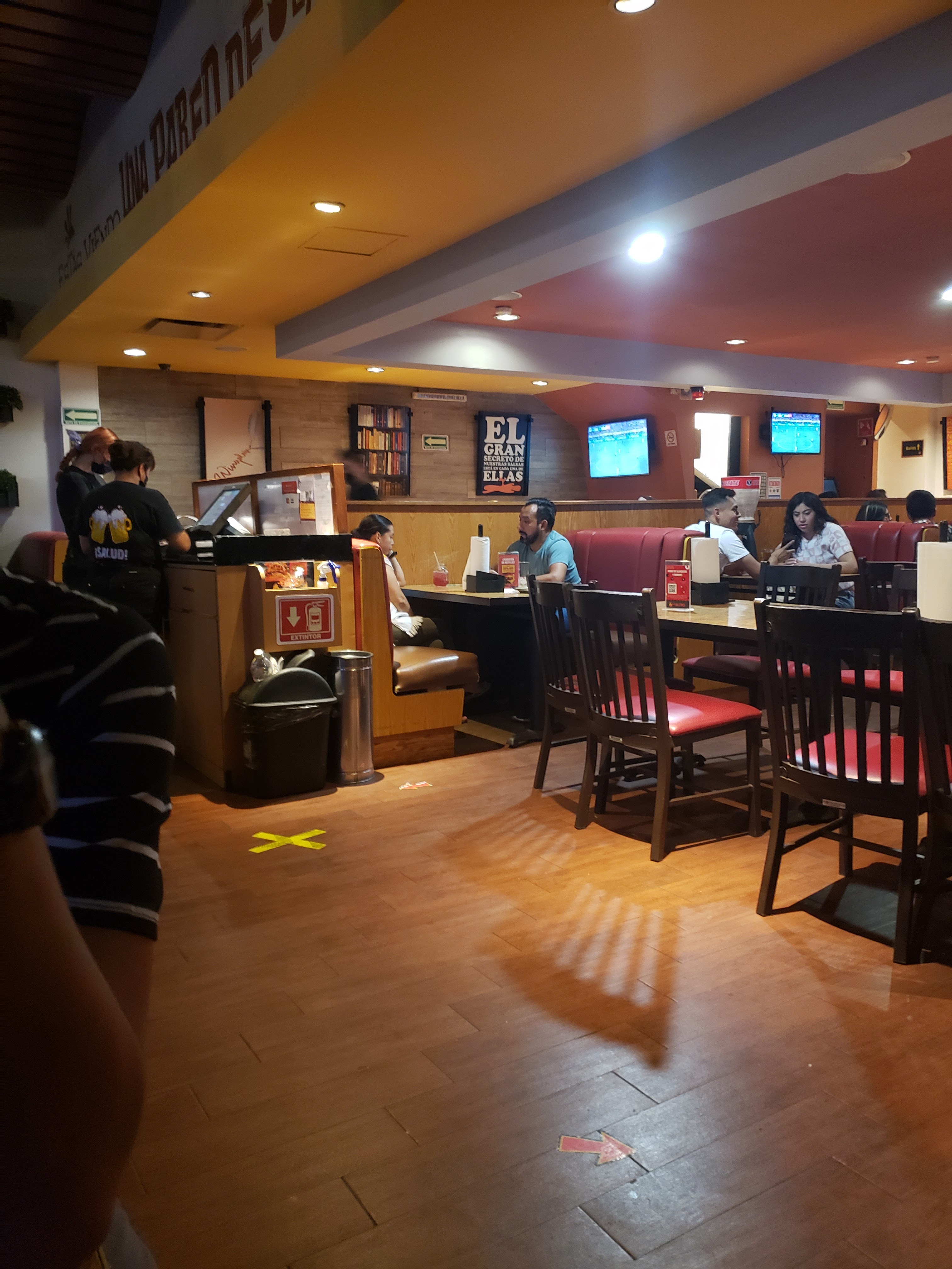 Las Alitas Cosmopol image 9