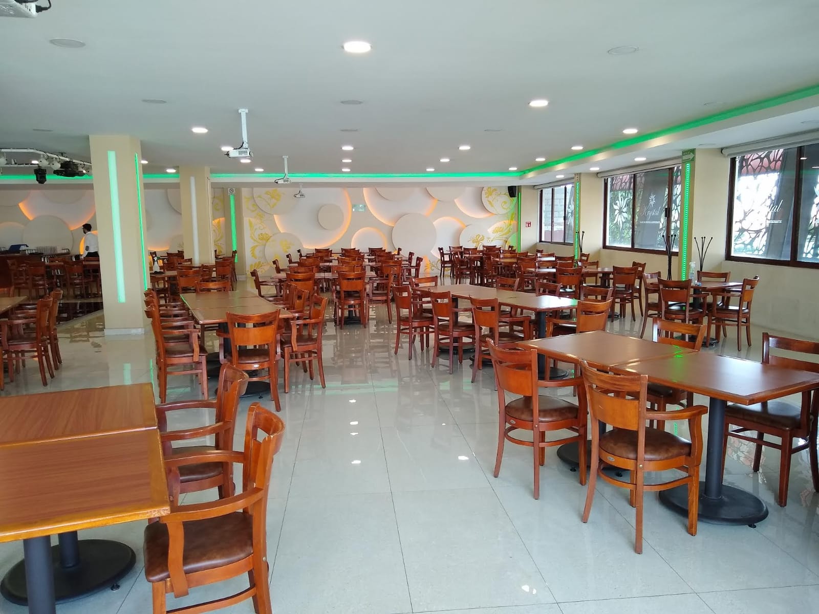 Salones y restaurante krystal image 1