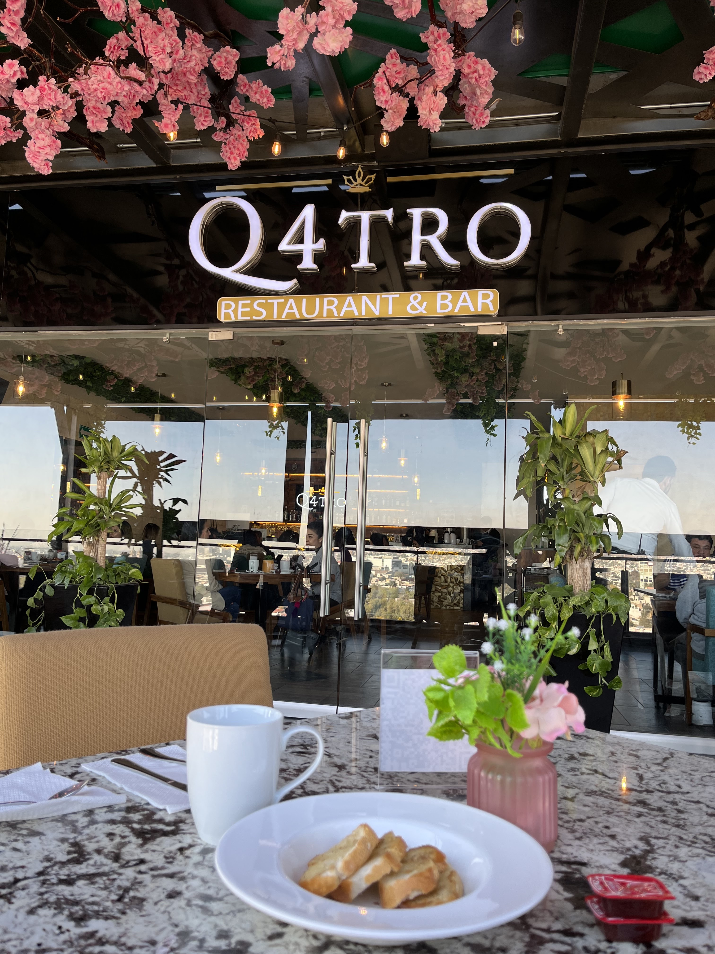 Q4tro Restaurant & Bar image 5