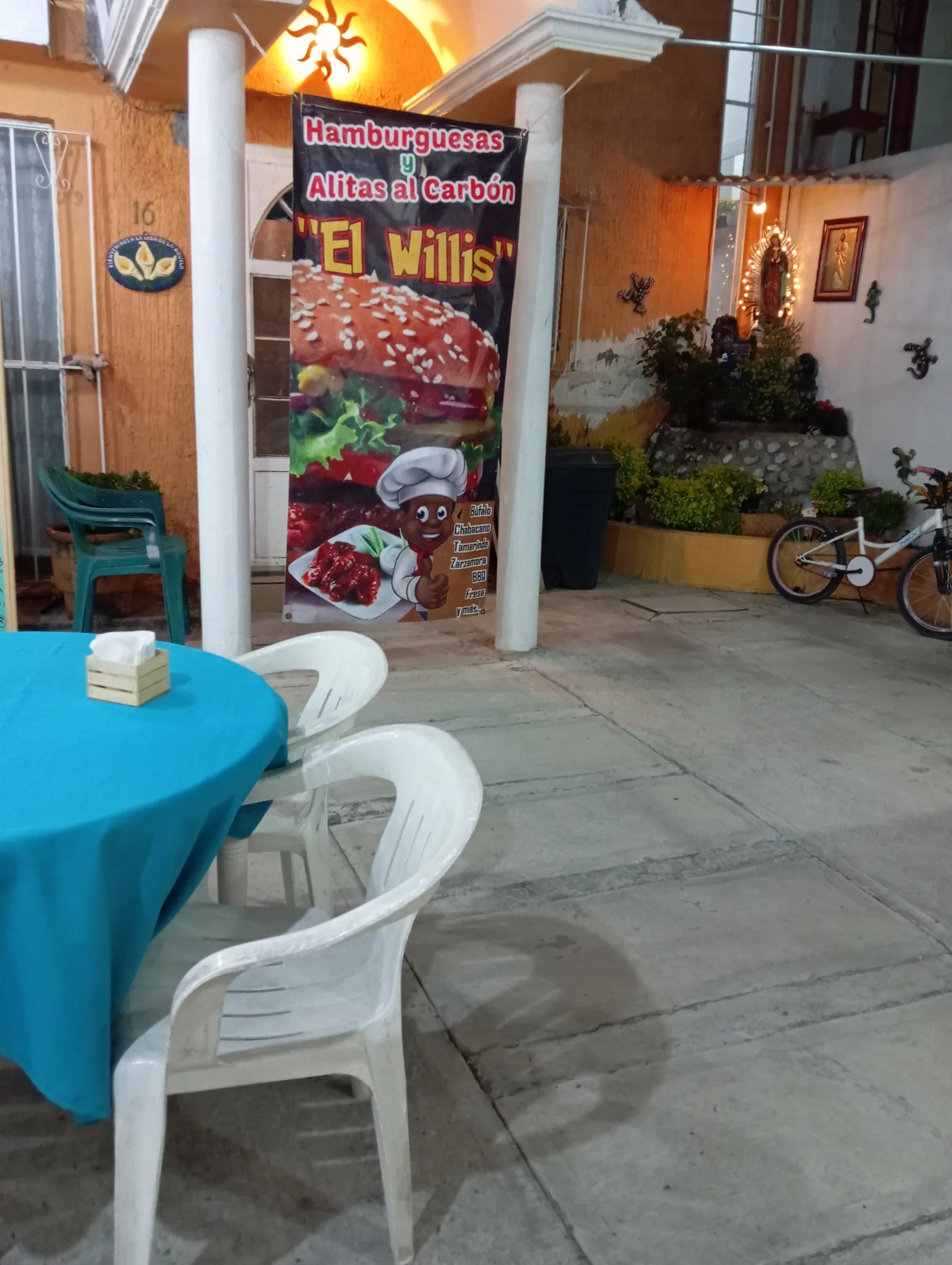 Hamburguesas y alitas al carbón "Willis" image 1