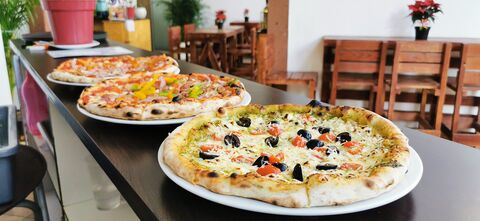 ESTHELLA Pizzería Napolitana & Trattoria image 2
