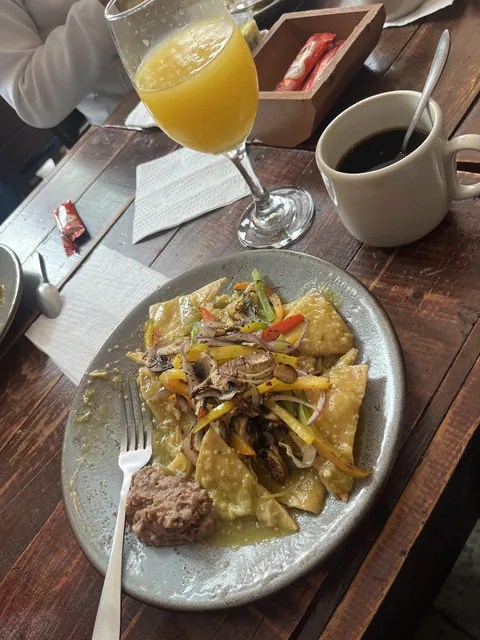 ESTHELLA Pizzería Napolitana & Trattoria image 3