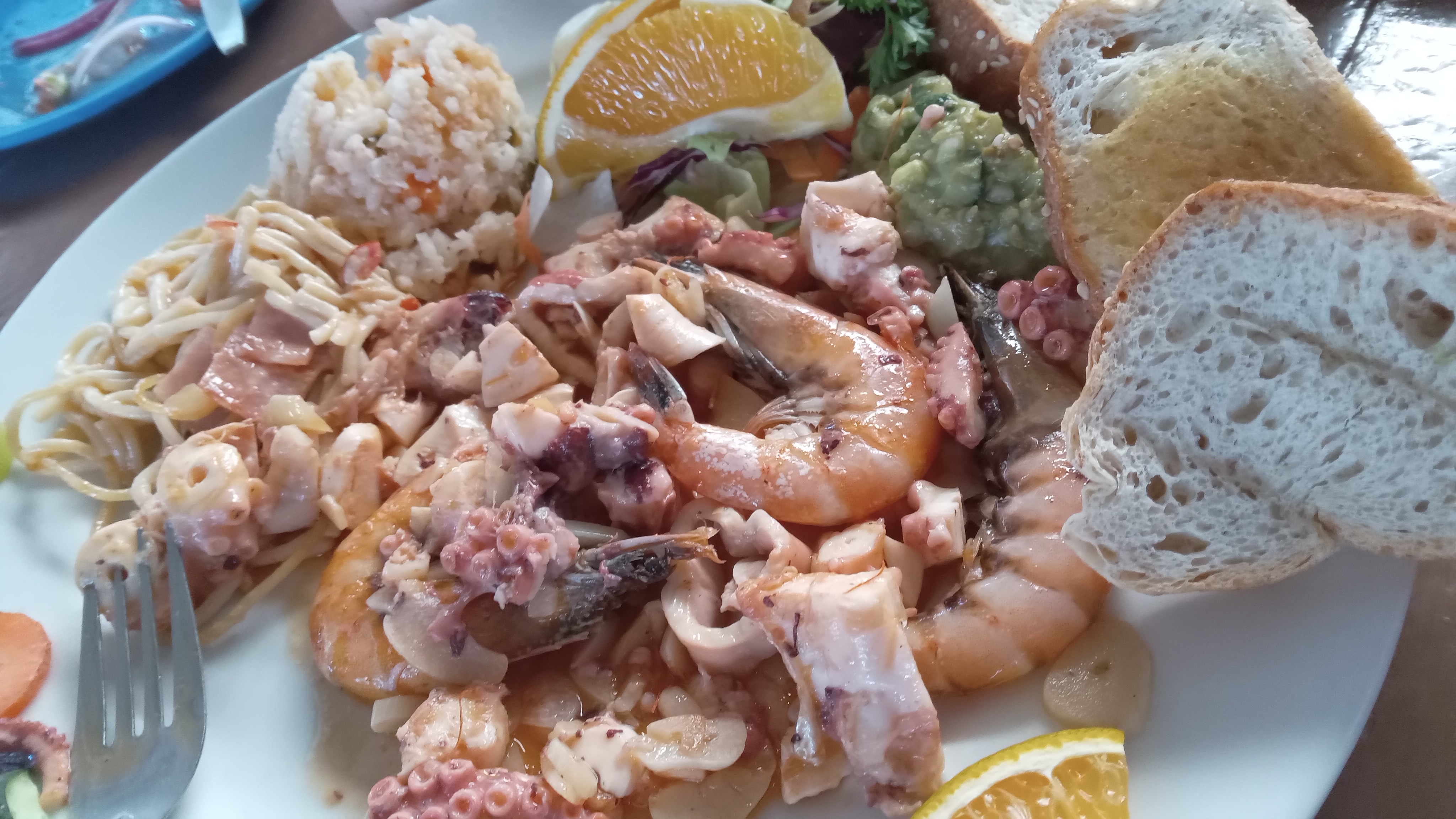 El Mojarro restaurant familiar image 4