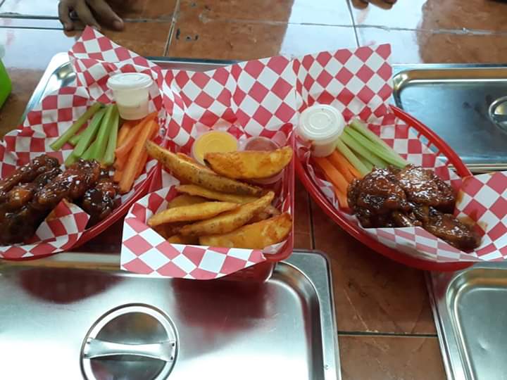 Pa' su mecha alitas y hamburguesas image 2