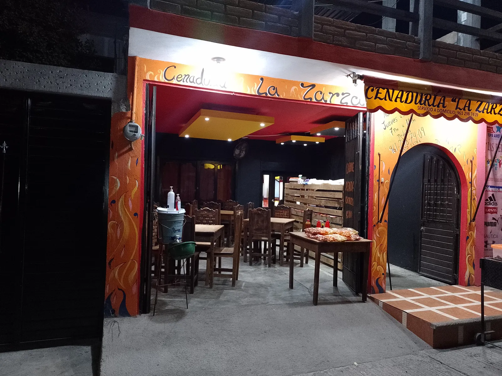 Tlayudas “La Zarza” image 1