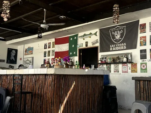 Smokey’s Drinks & Food image 1