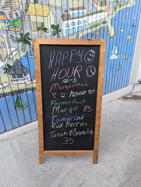 Amigos Sports Bar & Cocina image 3