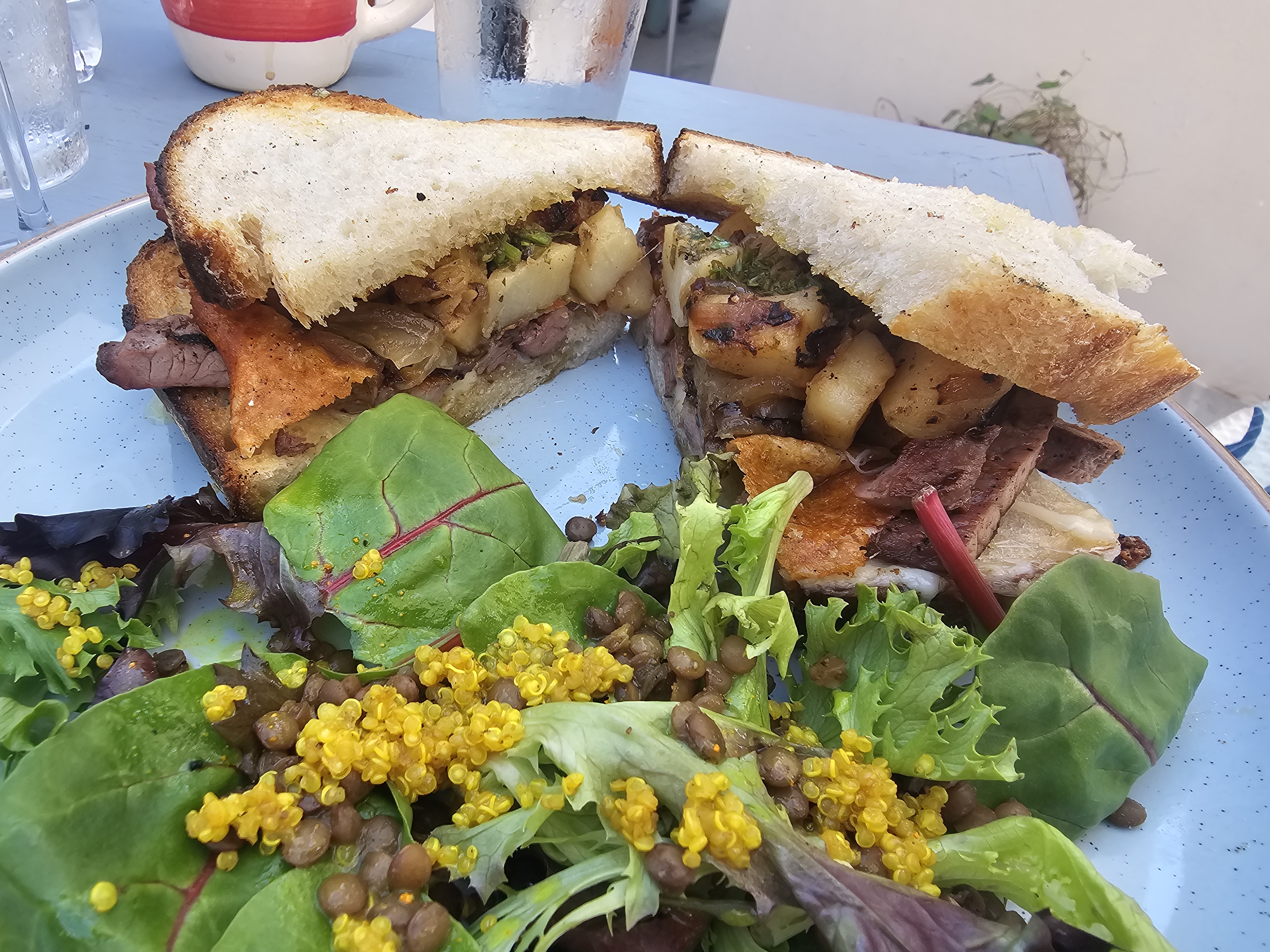 Amigos Sports Bar & Cocina image 4