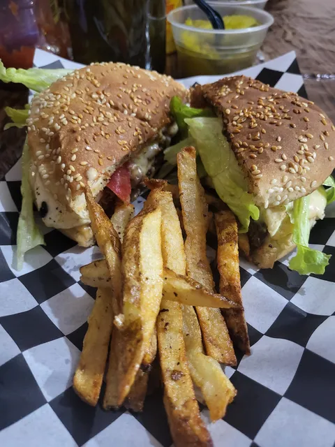 Las Chulas Burguer image 1