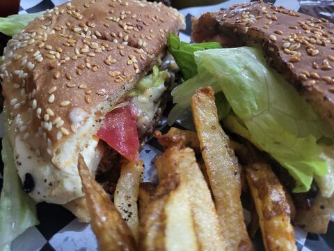 Las Chulas Burguer image 4