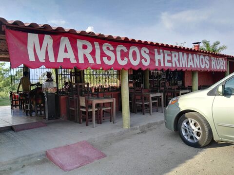 Hermanos Rubi (Mariscos Y Carnes) image 1