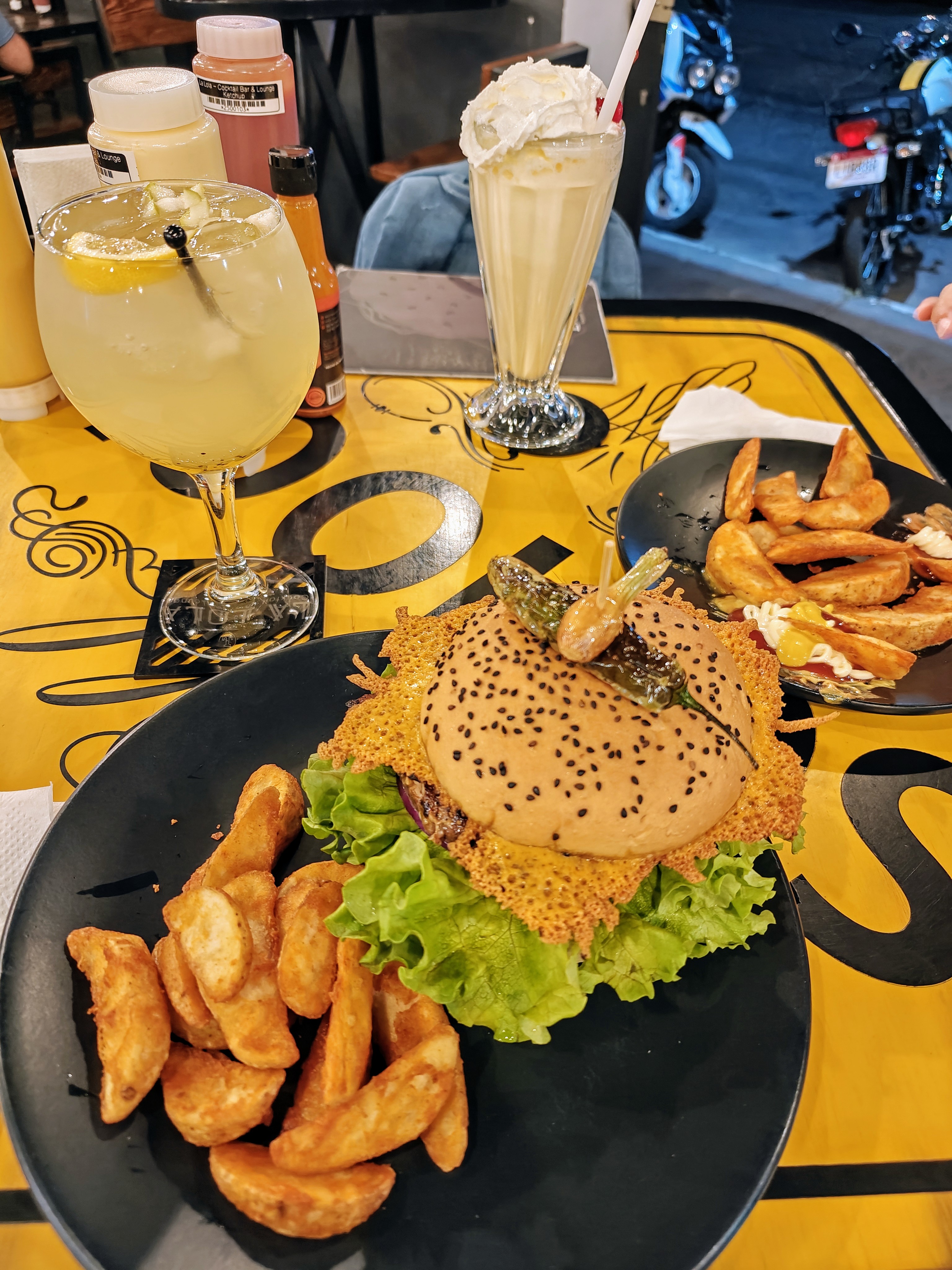 La Lola - Cocktail Bar & Lounge image 3