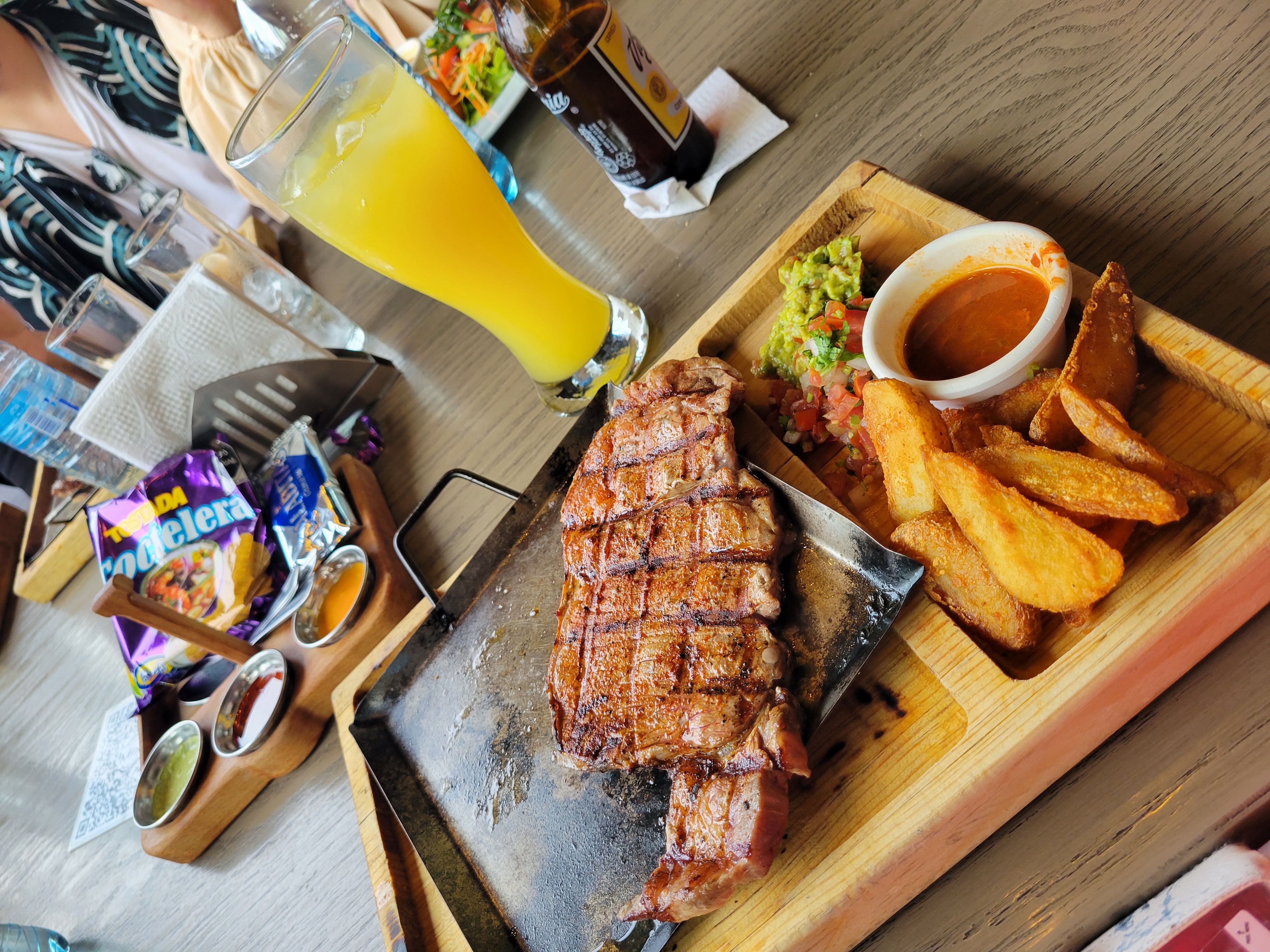 Meni Seafood Bar & Grill image 3