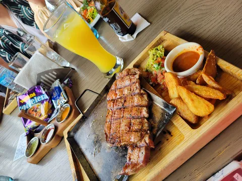 Meni Seafood Bar & Grill image 3