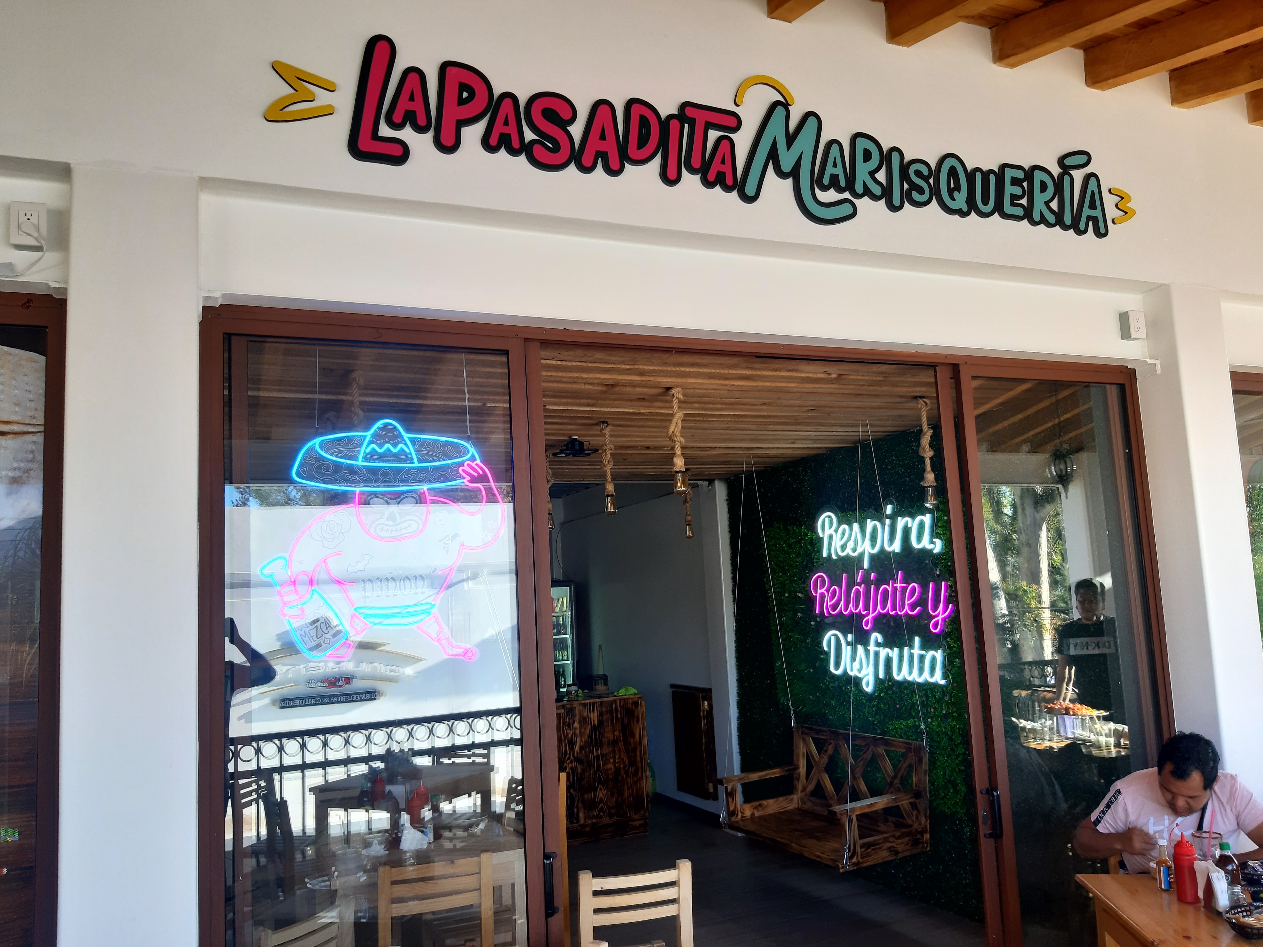 La Pasadita Marisqueria image 8