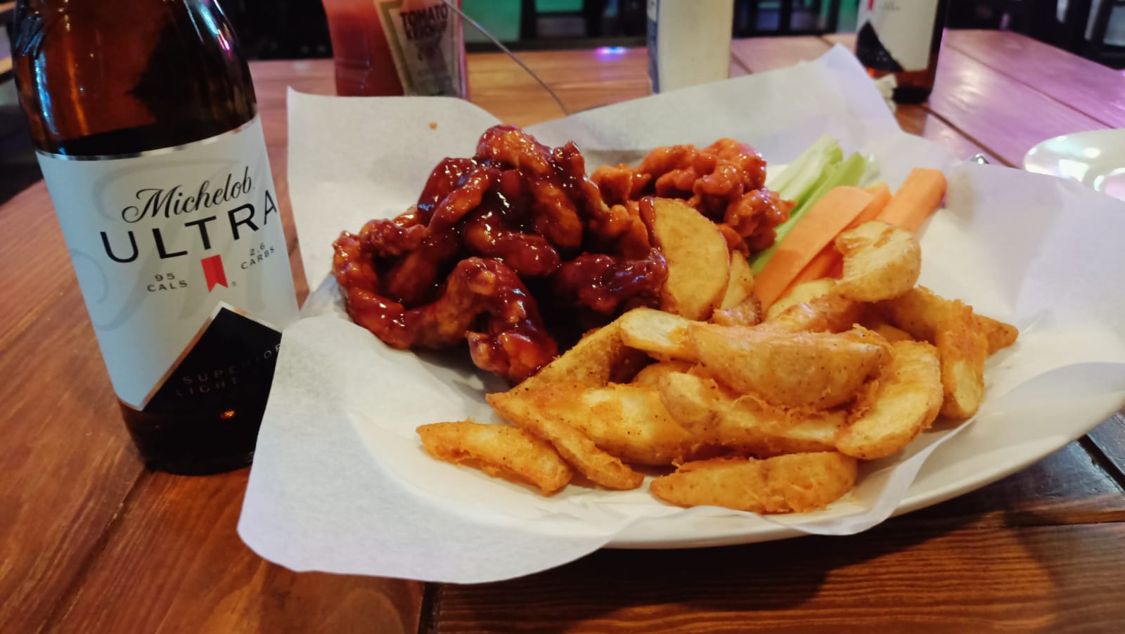 Luna's Restaurant/Bar y Pizza and Wings image 2