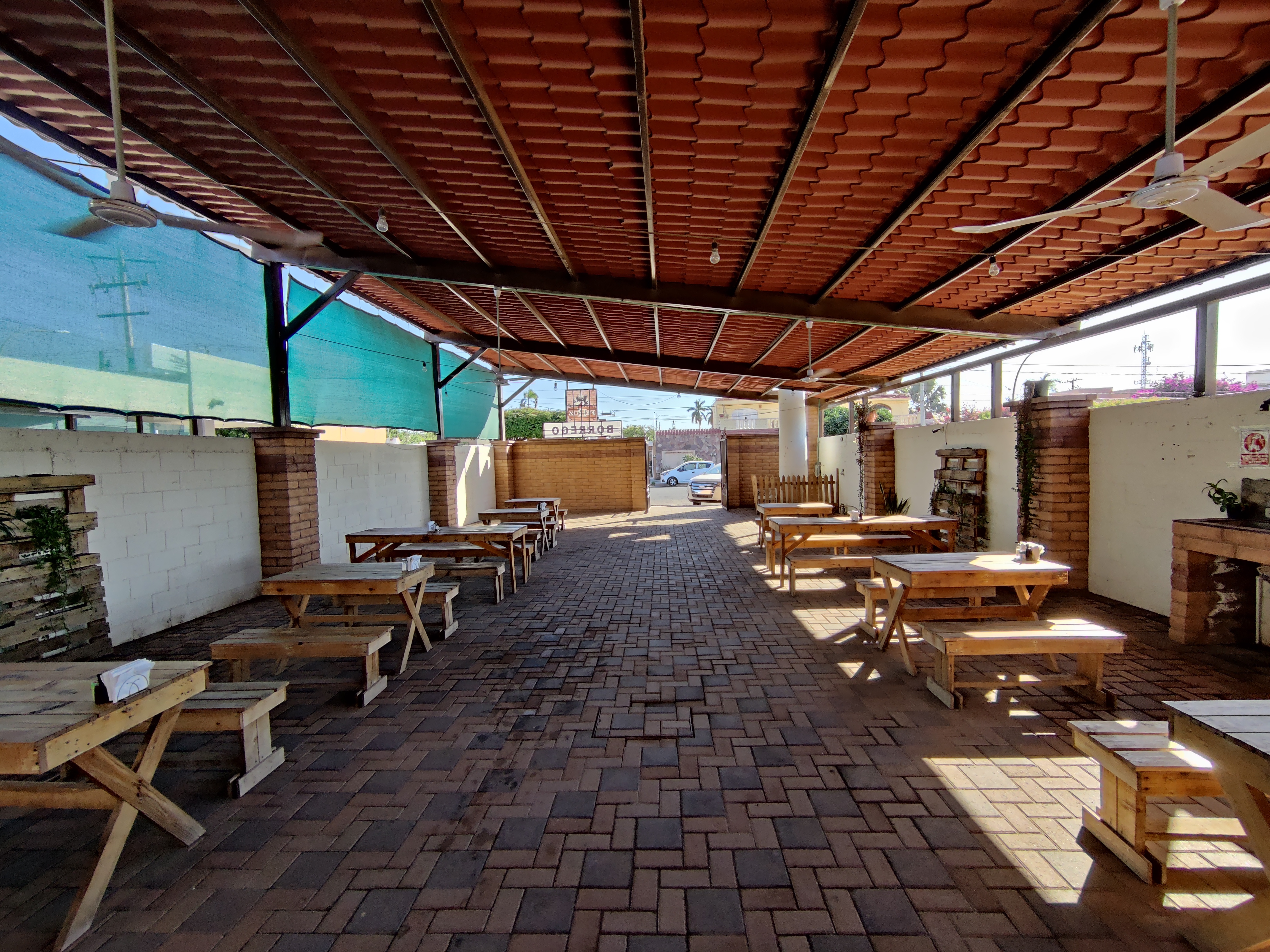 El Lobo Feroz Restaurante Borrego image 1