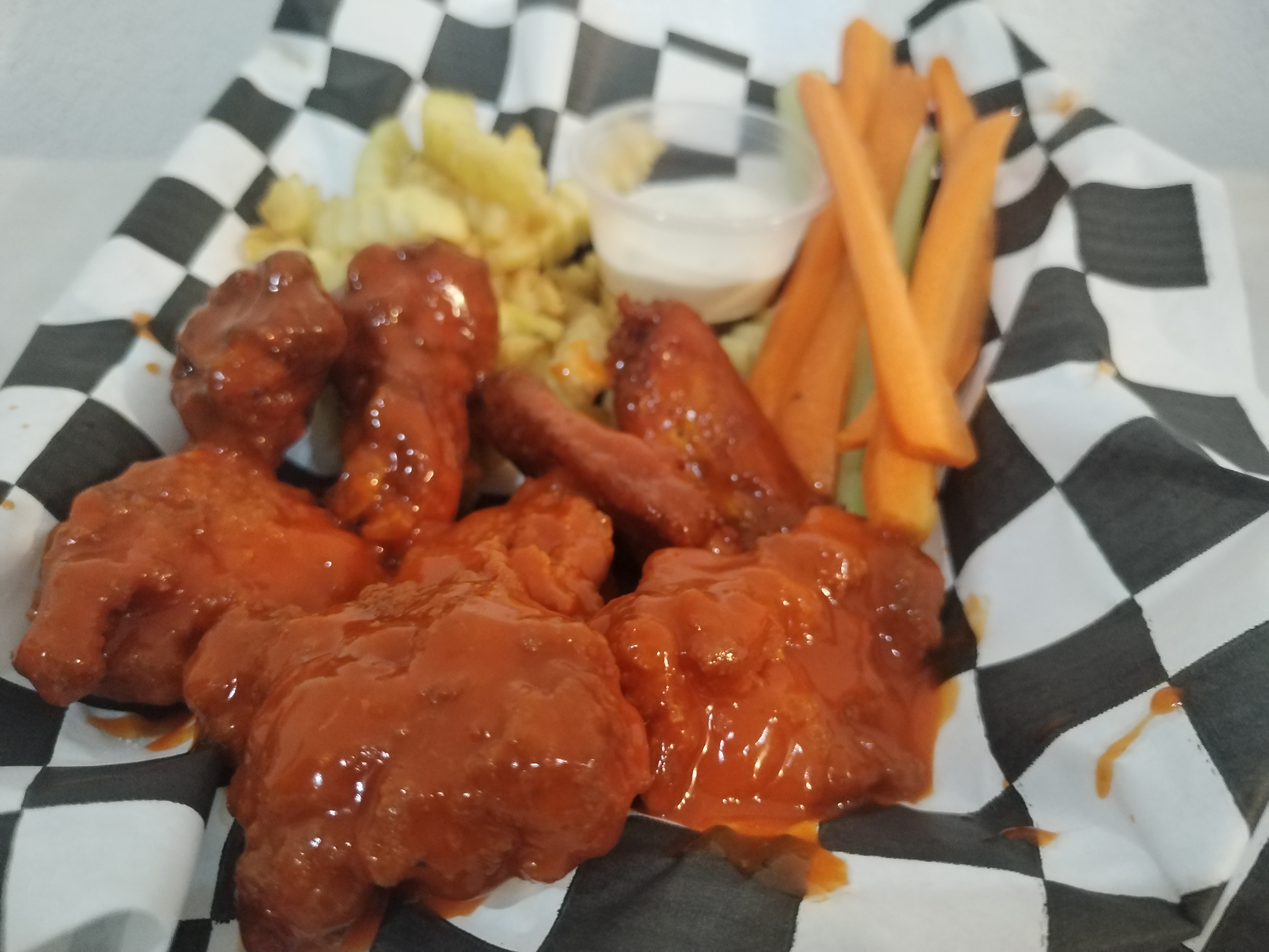 Cielo y Tierra Wings & Boneless image 3