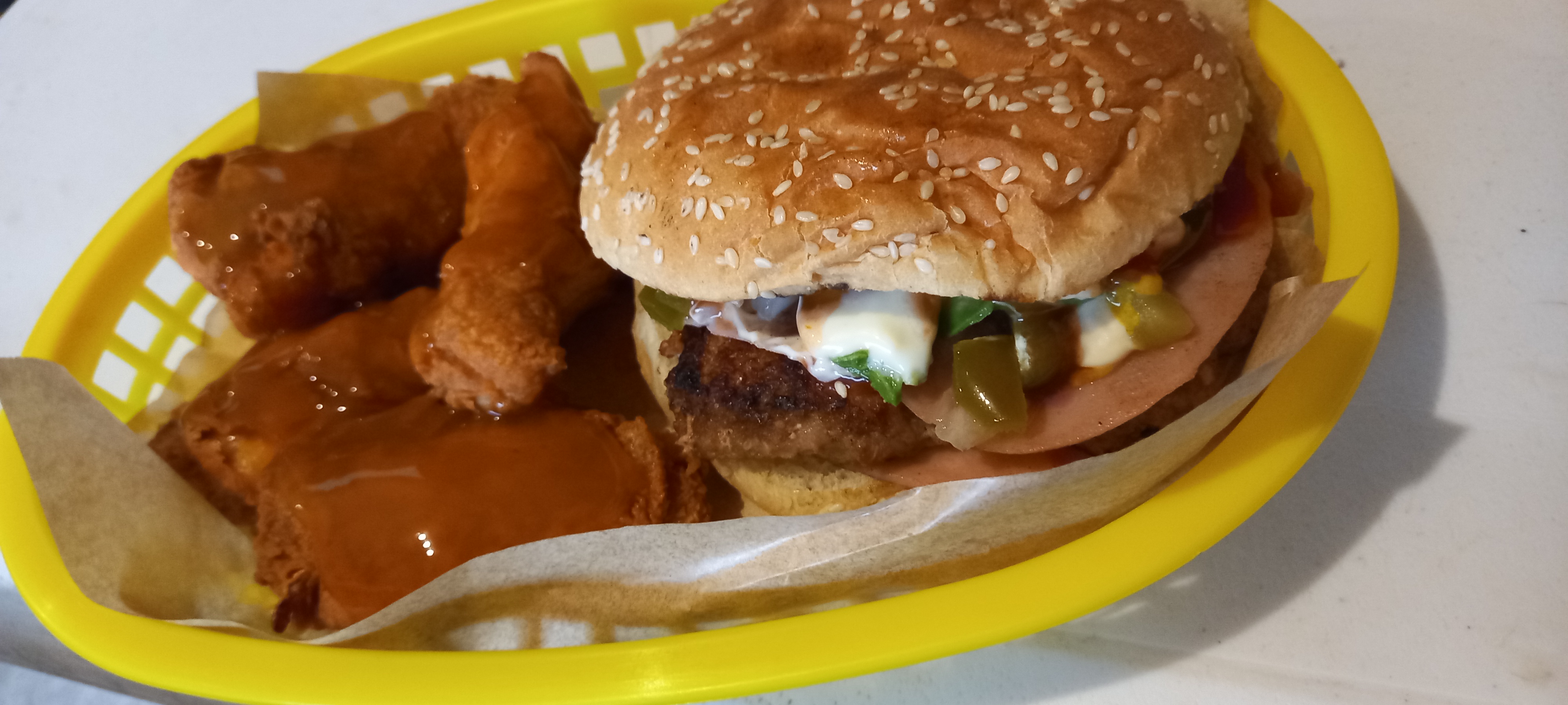 Alitas y hamburguesas El gorrión image 1