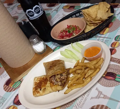 Alitas y hamburguesas El gorrión image 3