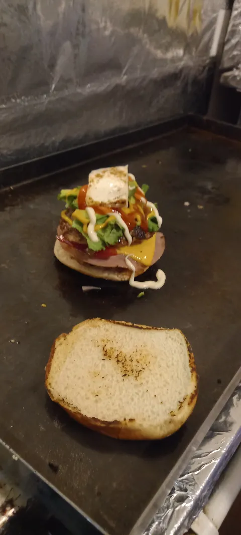Alitas y hamburguesas El gorrión image 7
