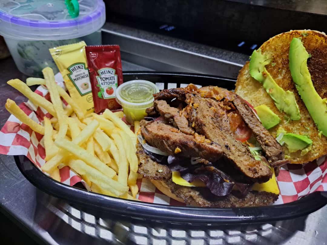 A&V hamburguesas y hotdogs image 6