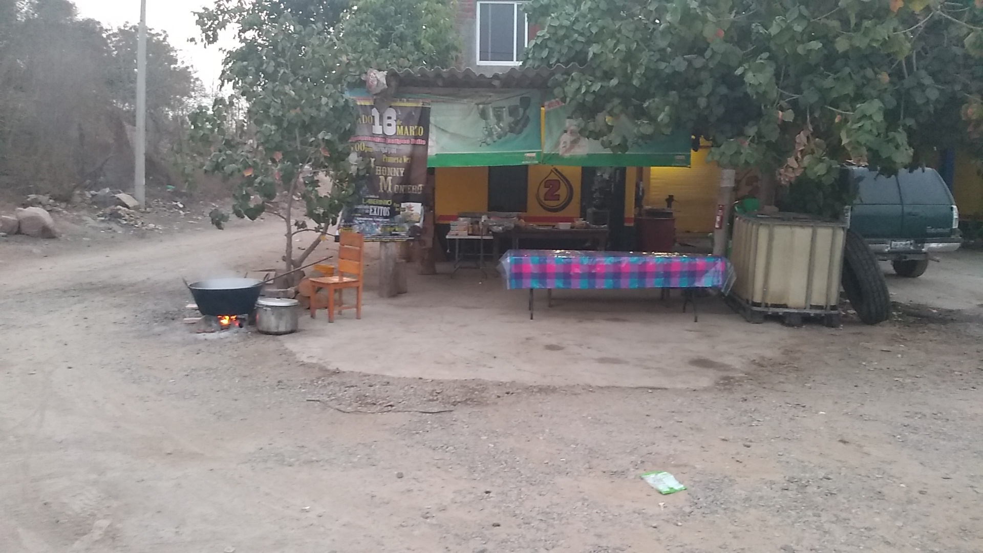 Carnitas y chicharrones la for image 5