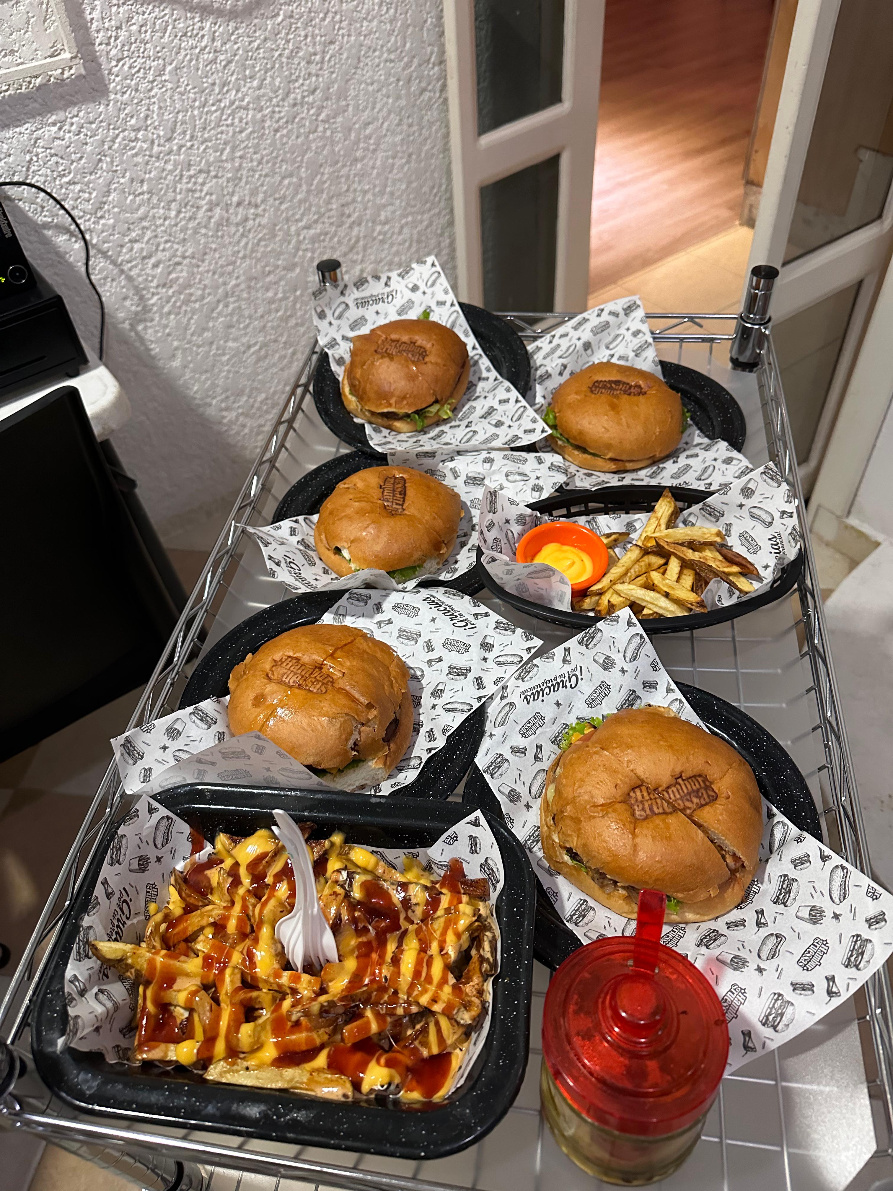 Las Hamburgruessas image 2