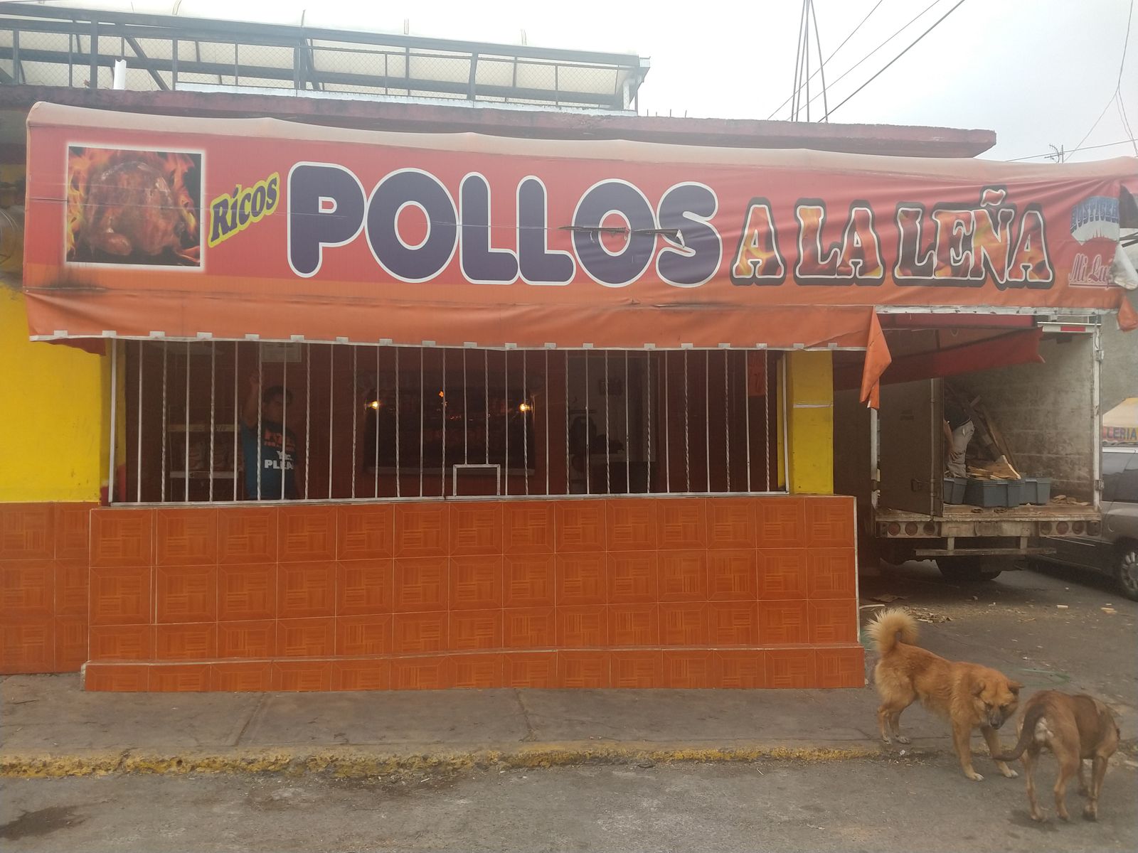 Pollos a la leña image 1