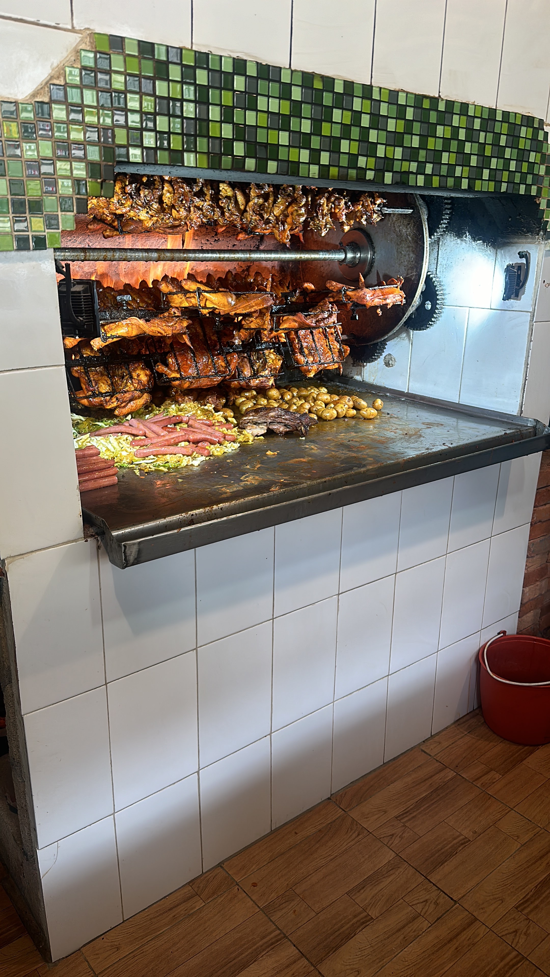 Pollos a la leña el pechugon image 1