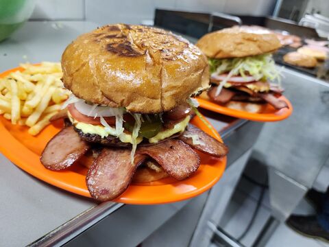 Hamburguesas Montes image 2