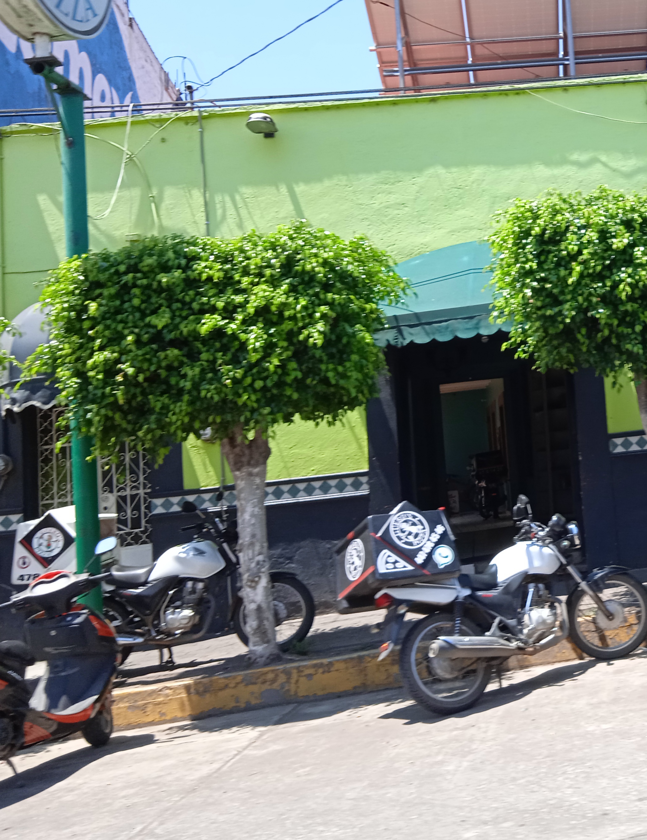 Gueros Pizza image 6