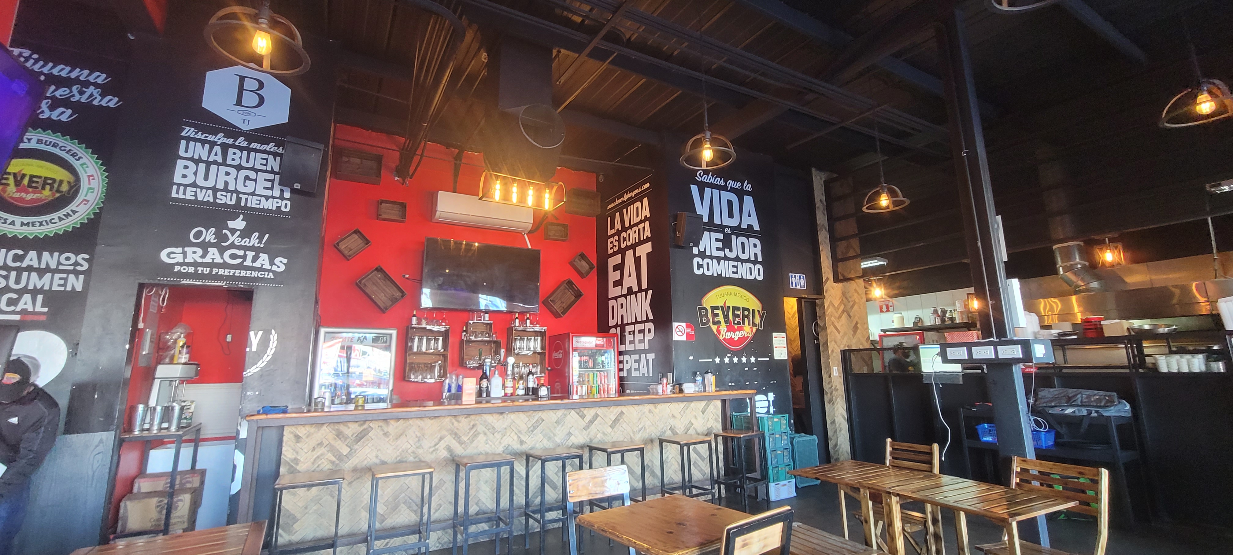 Beverly Burgers Suc. Santa fe PLAZA LA PAJARITA image 3