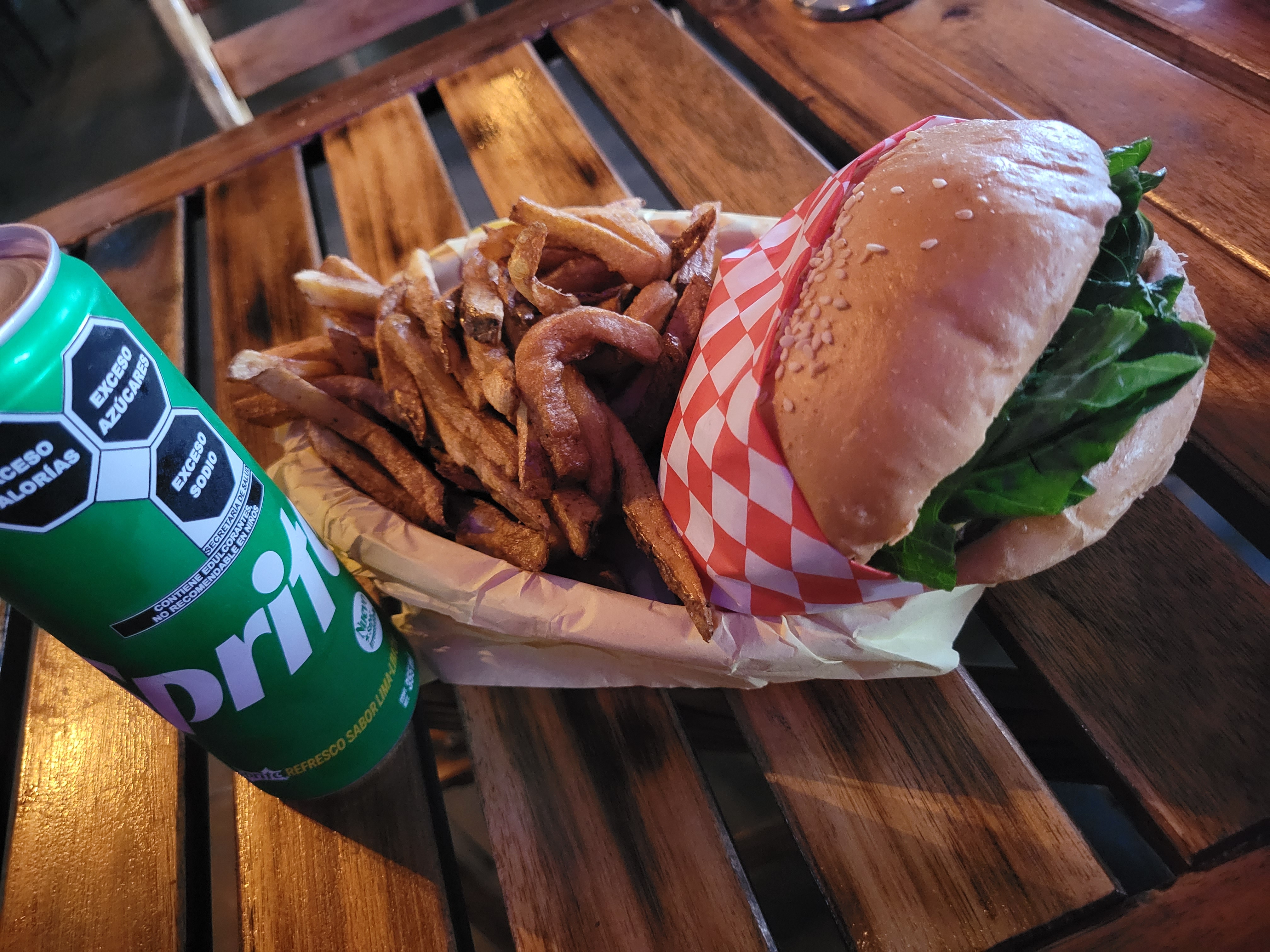 Beverly Burgers Suc. Santa fe PLAZA LA PAJARITA image 4