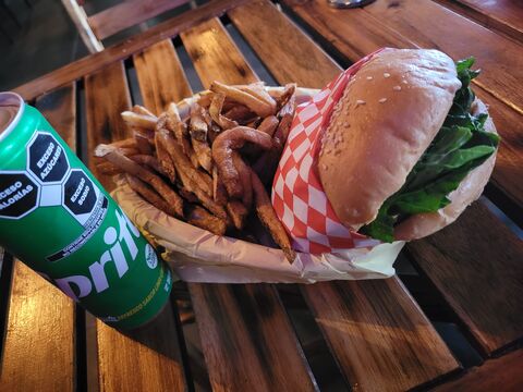 Beverly Burgers Suc. Santa fe PLAZA LA PAJARITA image 4