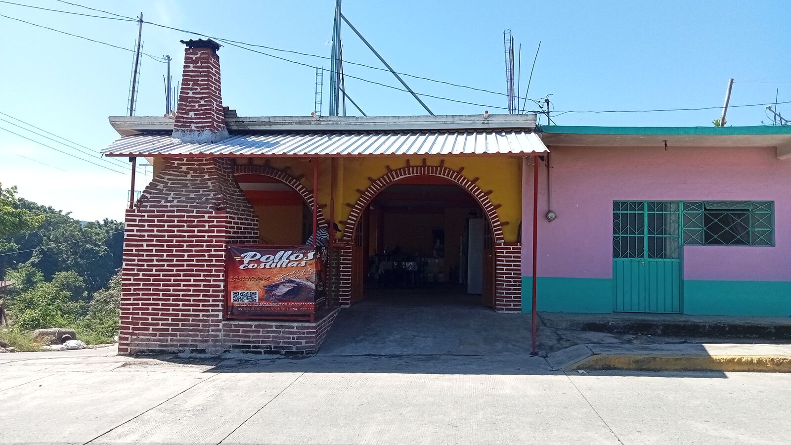 Pollos y costilla ahumadas "La fogata" image 2