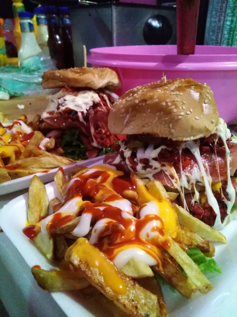 LILI'S BURGUER image 2