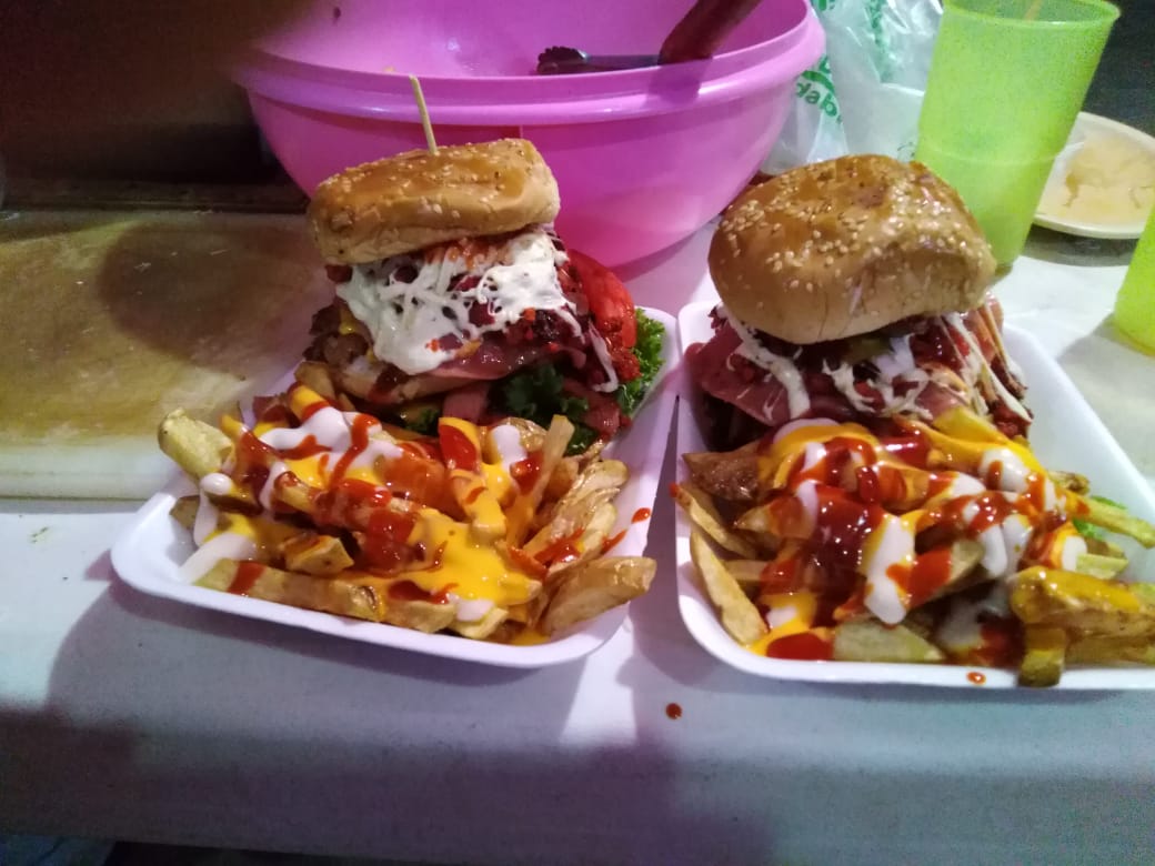 LILI'S BURGUER image 9