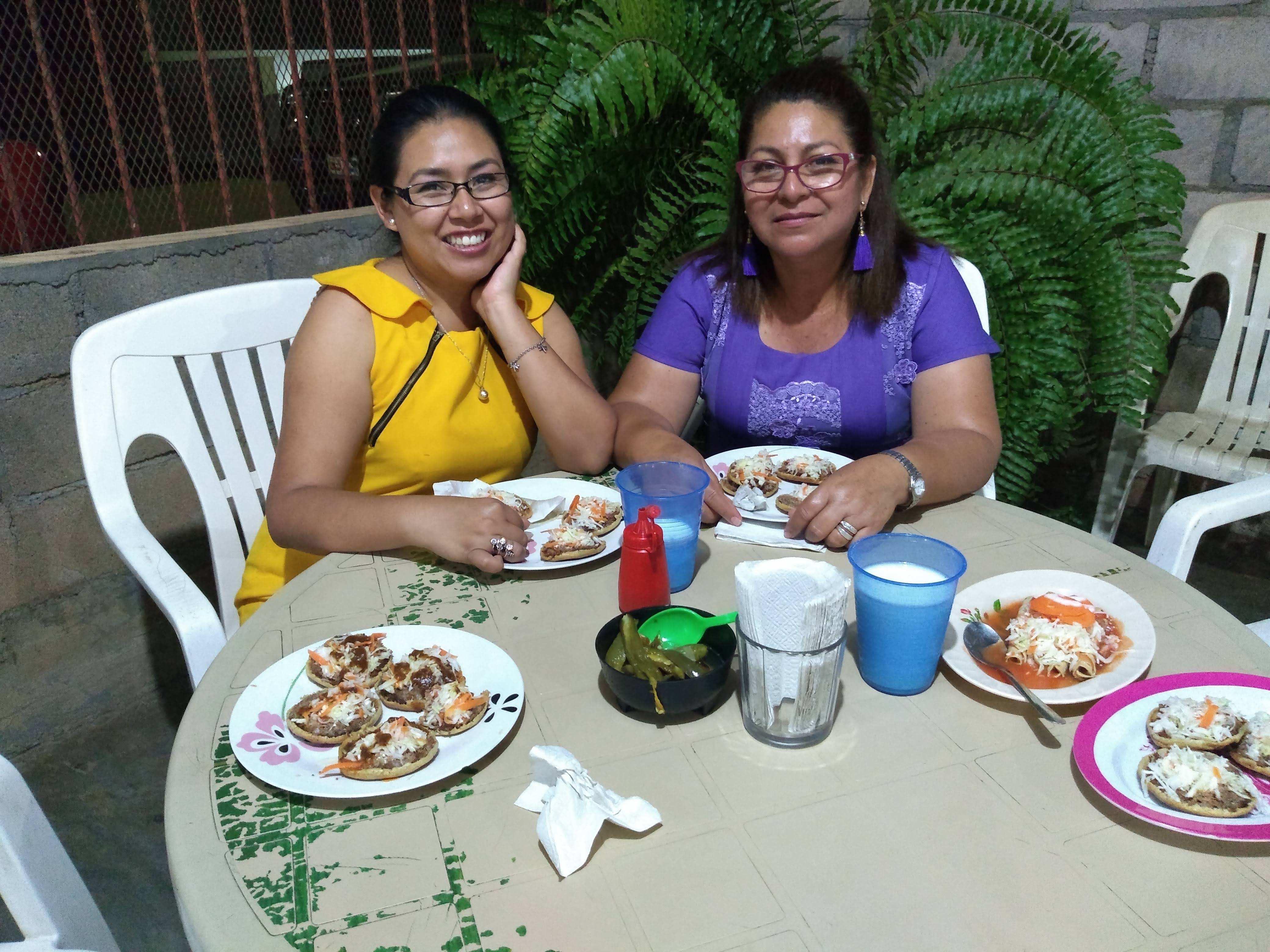 cenaduria tres faros image 4