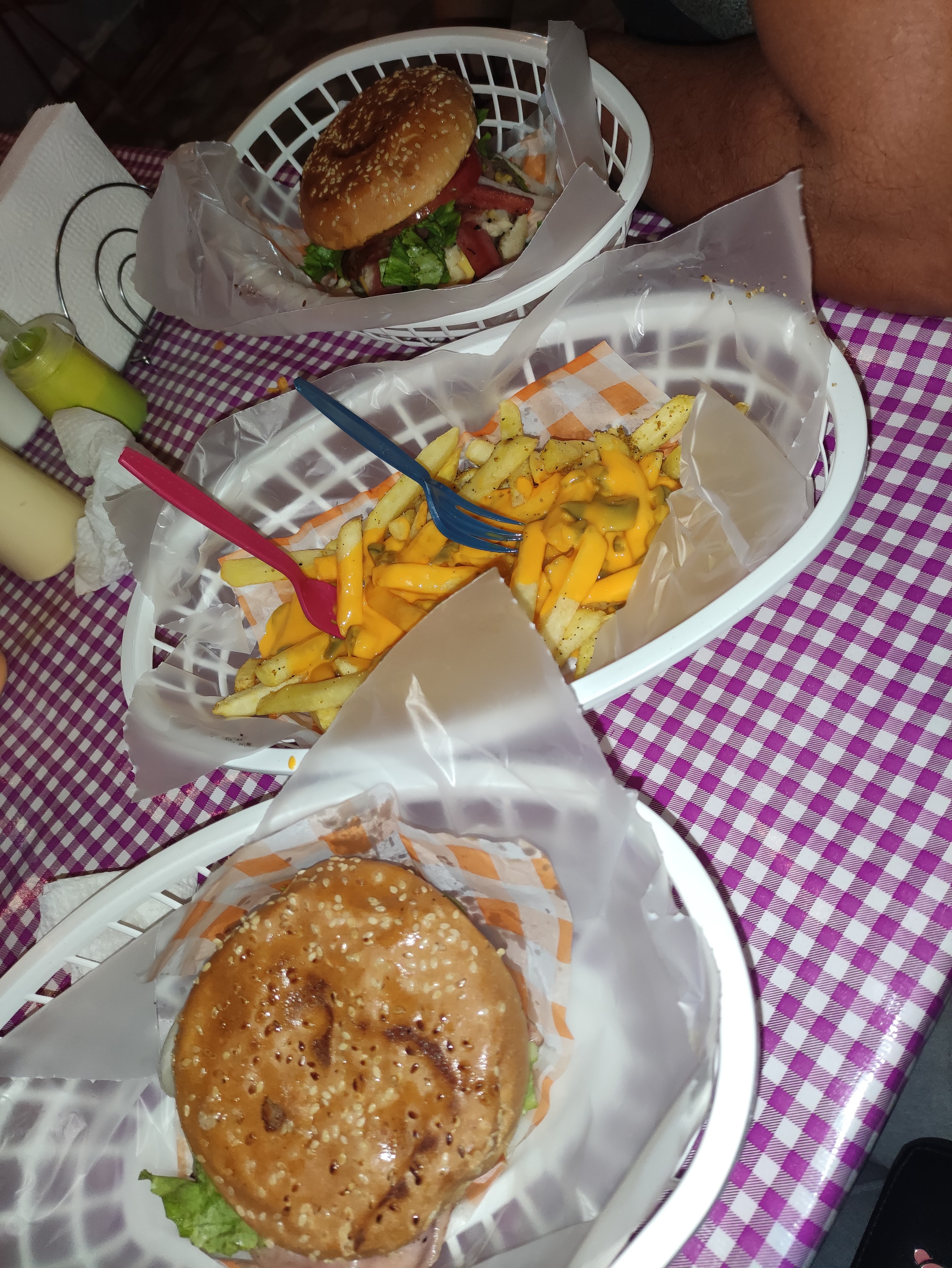 "Luchis" burgers and more image 8