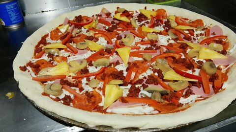 Derek's pizza cumuatillo image 5