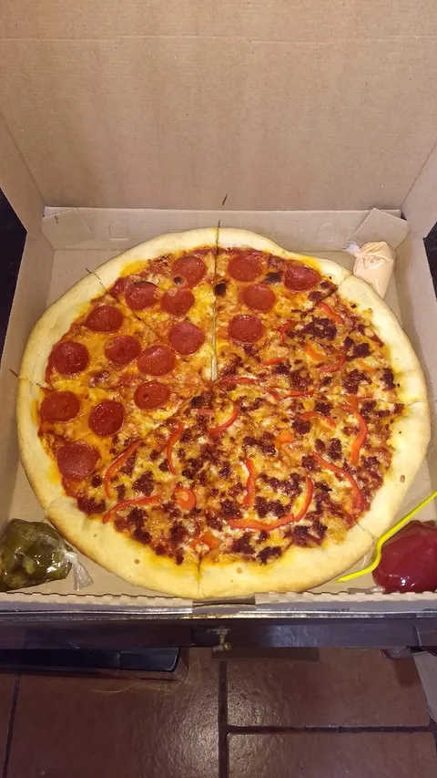 Derek's pizza cumuatillo image 8