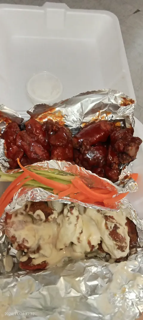 Monchis Wings image 5