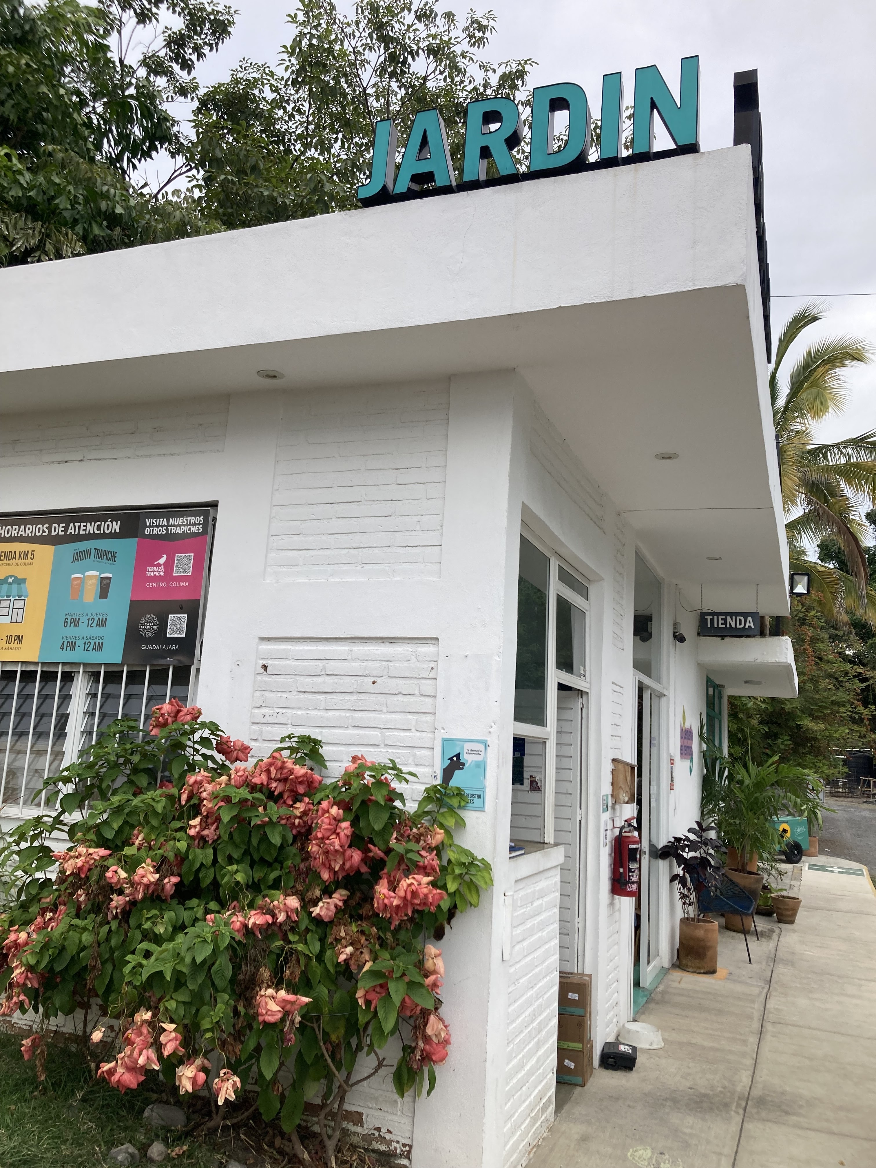 Jardín Cervecería de Colima image 1